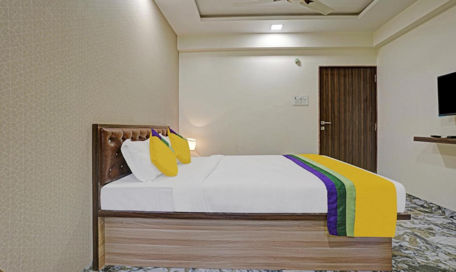 Glitz Hotels Golden Birds - Mahape, Navi Mumbai Buitenkant foto